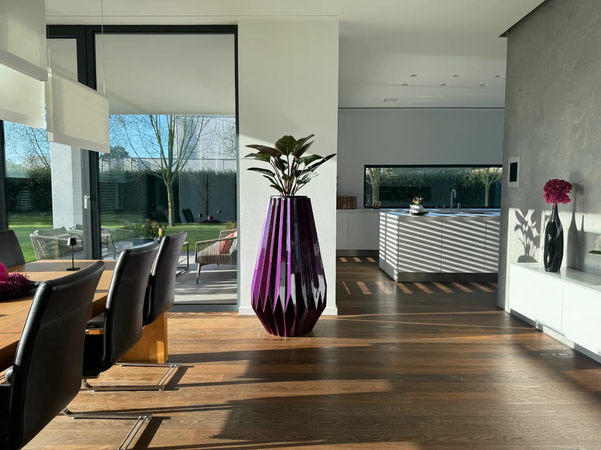 KARAAT in Viola Prisma — Dining-Setting im Breitformat